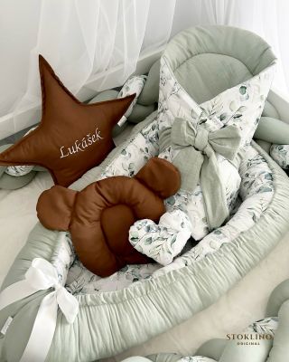 Eukalyptová výbavička v kombinaci se světle šalvějovým mušelínem 🌿🤎 set je doplněn o polštářek se jménem a medvídkový...